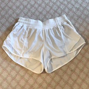 Lululemon White Hotty Hot Short 2.5”